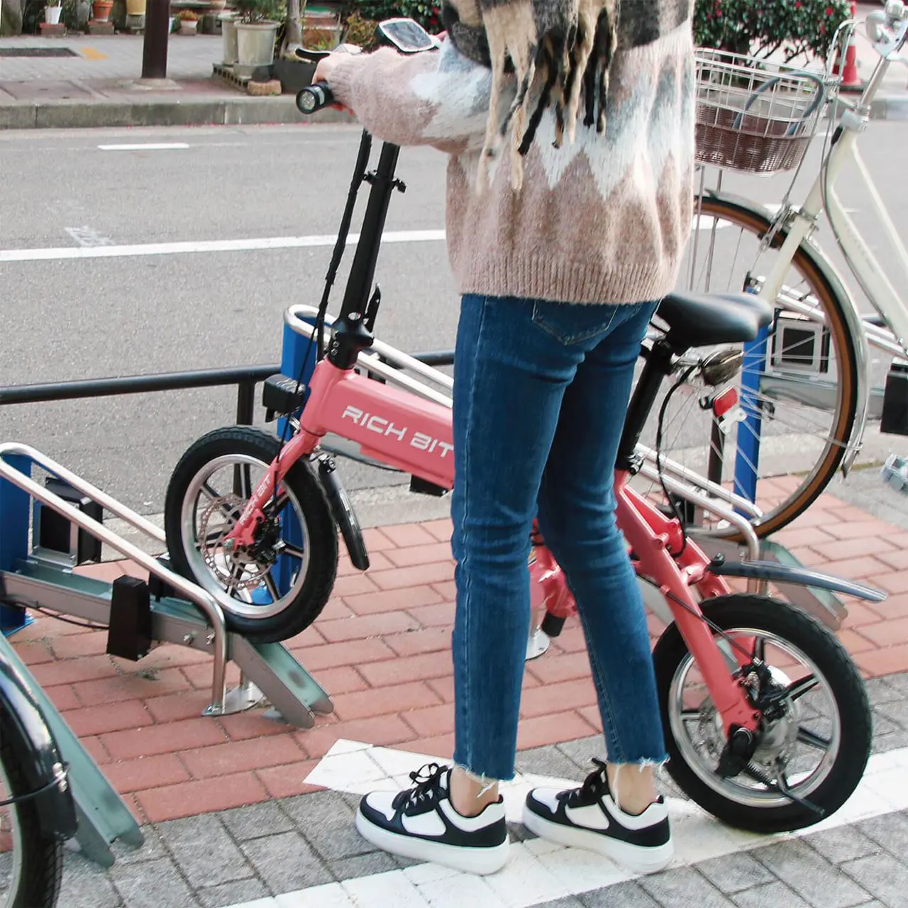 新時代へ。電動キックボードでなく、自転車感覚で乗る特定小型原付 